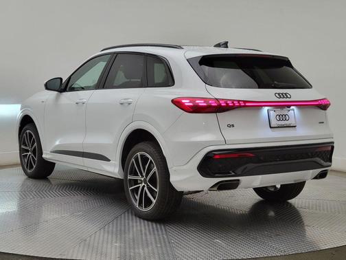 Glacier White Metallic 2026 Audi Q5 Premium Plus TFSI quattro S tronic
