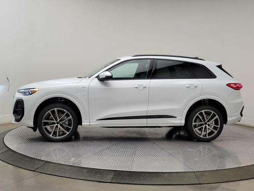 Glacier White Metallic 2026 Audi Q5 Premium Plus TFSI quattro S tronic