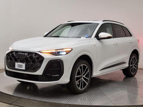 Glacier White Metallic 2026 Audi Q5 Premium Plus TFSI quattro S tronic