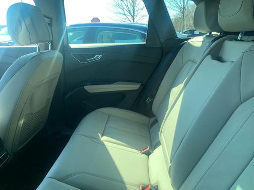 2022 Audi e-tron Premium Plus