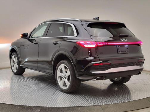 Mythos Black Metallic 2026 Audi Q5 Premium Plus TFSI quattro S tronic
