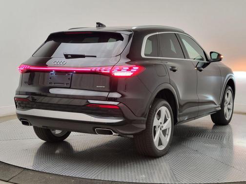 Mythos Black Metallic 2026 Audi Q5 Premium Plus TFSI quattro S tronic