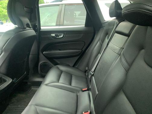 2021 Volvo XC60 T5 Momentum
