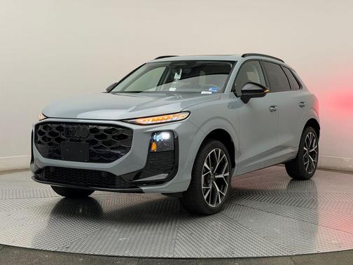 Arrow Gray Pearl Effect 2026 Audi Q3 TFSI quattro S tronic