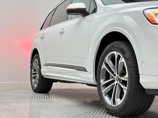 2025 Audi Q7 45 Premium Plus