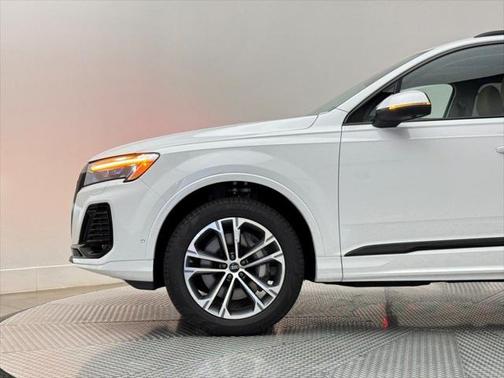 2025 Audi Q7 45 Premium Plus