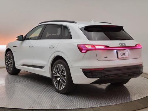 2024 Audi Q8 e-tron Prestige