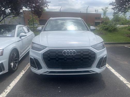 Glacier White Metallic 2024 Audi Q5 45 S line Premium
