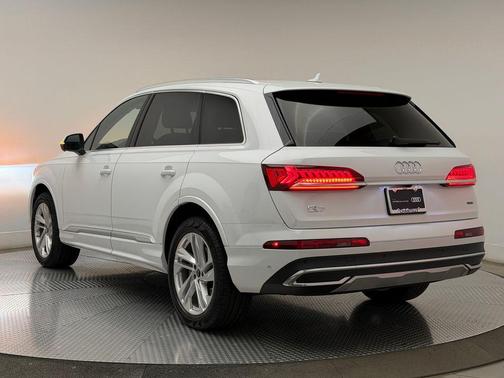 Glacier White Metallic 2023 Audi Q7 55 Premium
