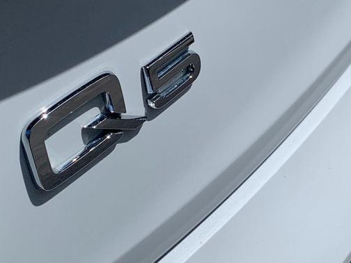 Glacier White Metallic 2023 Audi Q5 45 S line Premium