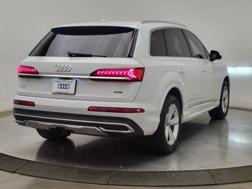 2022 Audi Q7 45 Premium Plus