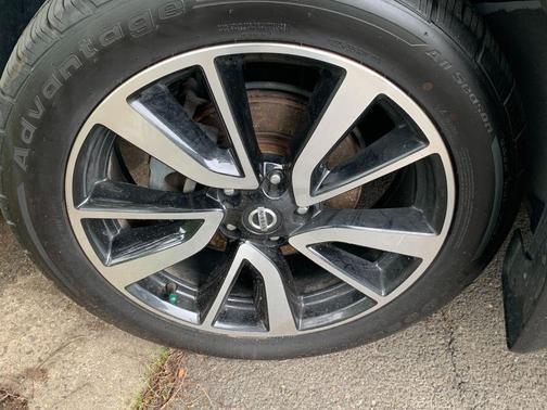 Pearl White Tricoat 2020 Nissan Rogue SL