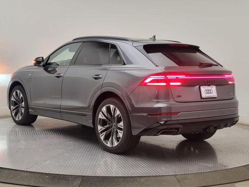 Daytona Gray Pearl Effect 2026 Audi Q8 55 Premium Plus