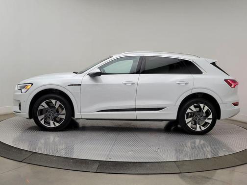 Glacier White Metallic 2023 Audi e-tron Premium Plus quattro
