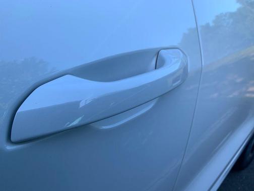 Glacier White Metallic 2023 Audi e-tron Premium Plus quattro