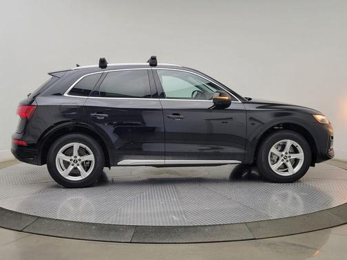 Mythos Black Metallic 2023 Audi Q5 40 Premium