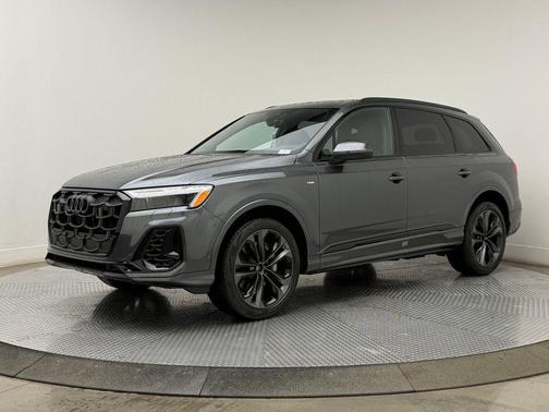 Daytona Gray Pearl Effect 2026 Audi Q7 55 Premium Plus