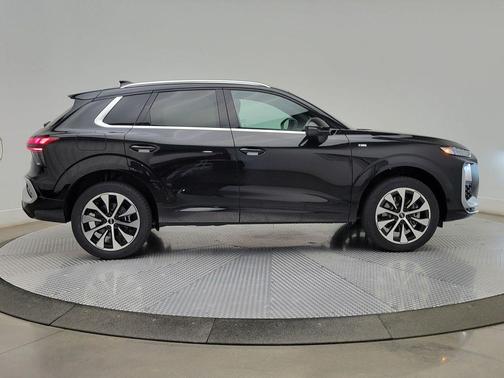 Mythos Black Metallic 2026 Audi Q3 TFSI quattro S tronic