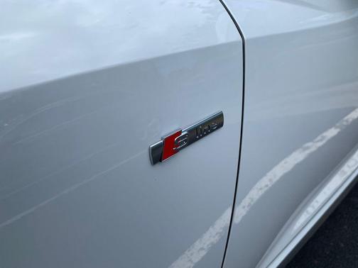 Glacier White Metallic 2024 Audi Q3 Premium 45 TFSI S line quattro Tiptronic