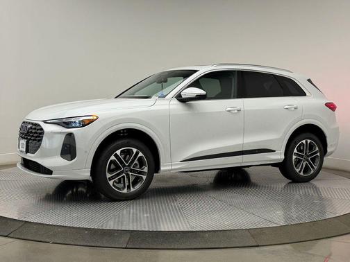 Glacier White Metallic 2026 Audi Q5 Premium Plus TFSI quattro S tronic