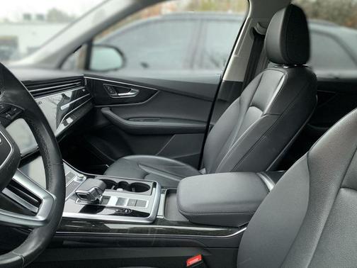 2023 Audi Q7 45 Premium Plus