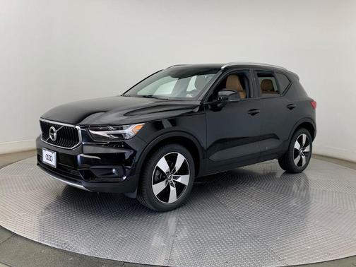 Photo 4 of 52 of 2019 Volvo XC40 T5 Momentum