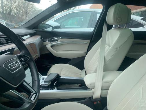 2024 Audi Q8 e-tron Premium Plus