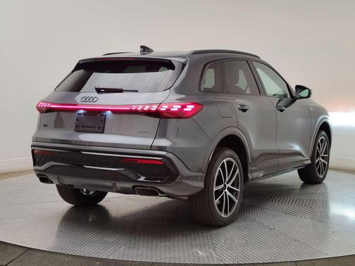 Tambora Gray Metallic 2026 Audi Q5 Premium Plus TFSI quattro S tronic