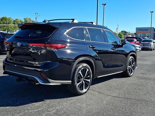 Midnight Black Metallic 2022 Toyota Highlander XSE