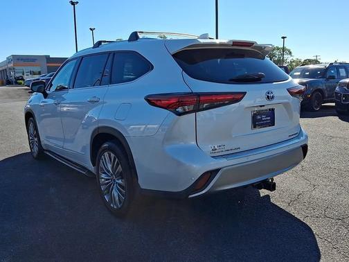 White 2020 Toyota Highlander PLATINUM