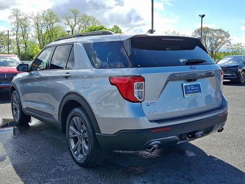 ICONIC SILVER METALLIC 2023 Ford Explorer XLT