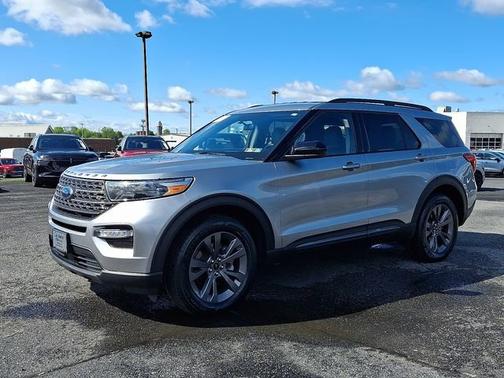 ICONIC SILVER METALLIC 2023 Ford Explorer XLT