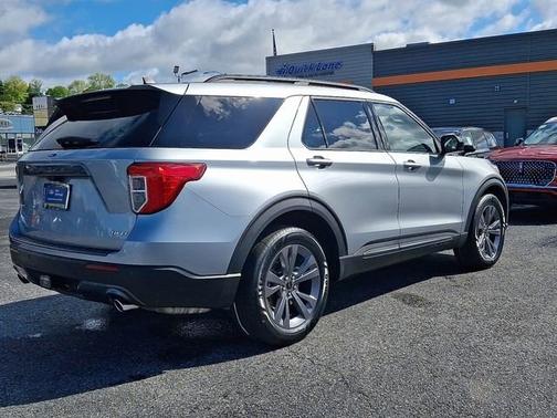 ICONIC SILVER METALLIC 2023 Ford Explorer XLT