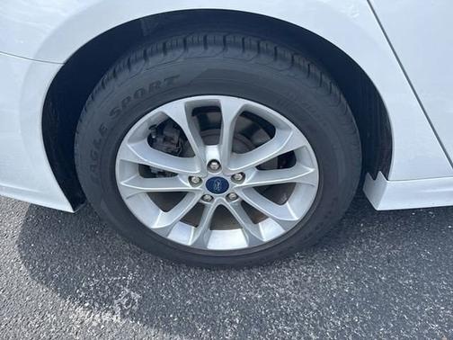 OXFORD WHITE 2020 Ford Fusion SE