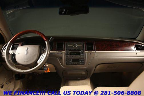Silver Birch Metallic 2011 Lincoln Town Car Signature