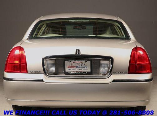 Silver Birch Metallic 2011 Lincoln Town Car Signature