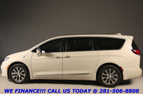 Luxury White Pearl Coat 2021 Chrysler Pacifica L