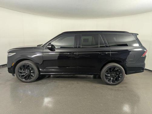Infinite Black Metallic Clearcoat 2025 Lincoln Navigator Reserve