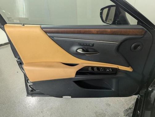 2025 Lexus ES 300h F SPORT Handling