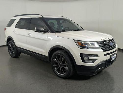 White Platinum Metallic Tri-Coat 2017 Ford Explorer XLT