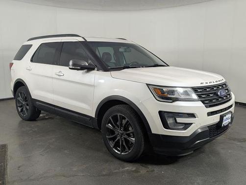 White Platinum Metallic Tri-Coat 2017 Ford Explorer XLT
