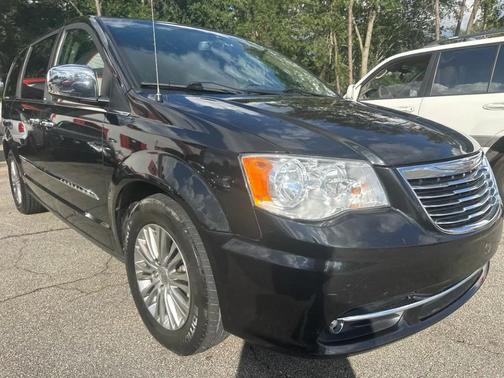 Brilliant Black Crystal Pearlcoat 2013 Chrysler Town & Country Touring-L