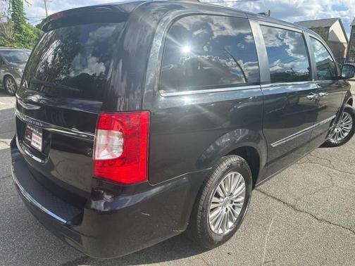 Brilliant Black Crystal Pearlcoat 2013 Chrysler Town & Country Touring-L