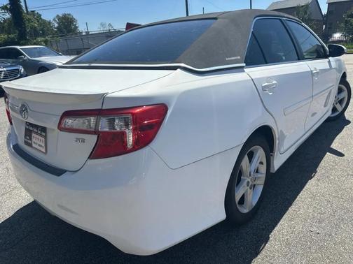 White 2014 Toyota Camry SE Sport
