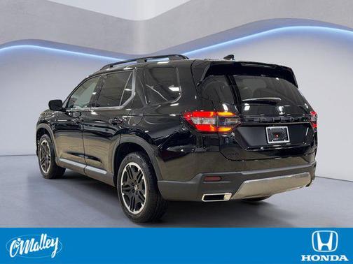 Crystal Black Pearl 2026 Honda Pilot Touring 8-Passenger