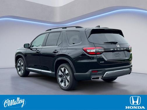 Crystal Black Pearl 2026 Honda Pilot Touring 8-Passenger