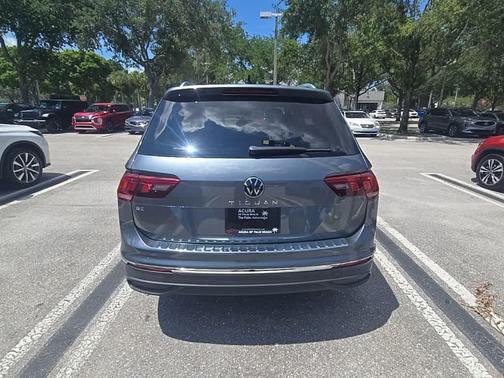 Platinum Gray Metallic 2023 Volkswagen Tiguan 2.0T SE