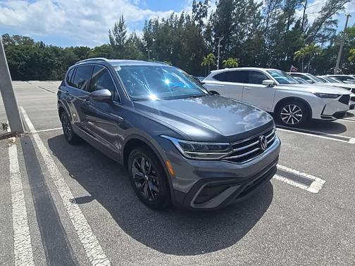 Platinum Gray Metallic 2023 Volkswagen Tiguan 2.0T SE