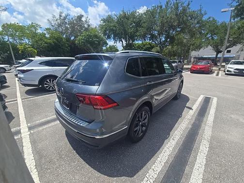 Platinum Gray Metallic 2023 Volkswagen Tiguan 2.0T SE