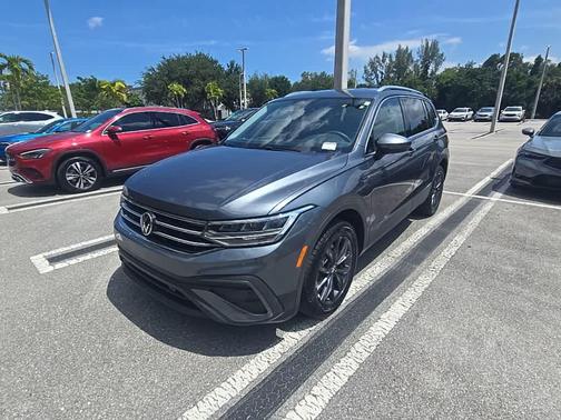 Platinum Gray Metallic 2023 Volkswagen Tiguan 2.0T SE